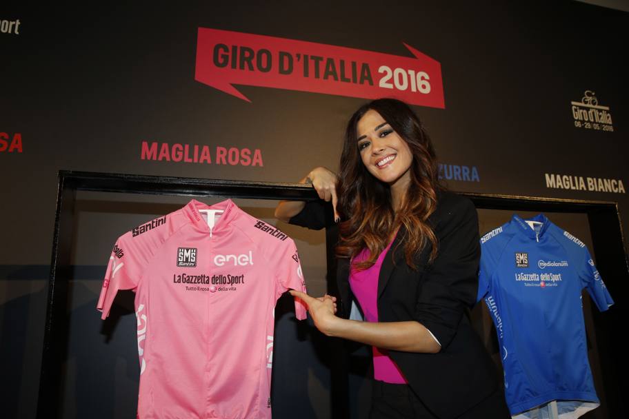 La madrina del Giro 2016 è Giorgia Palmas. Bettini